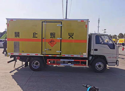防城港爆破器材运输车工人安全操作规范与智能技术保障